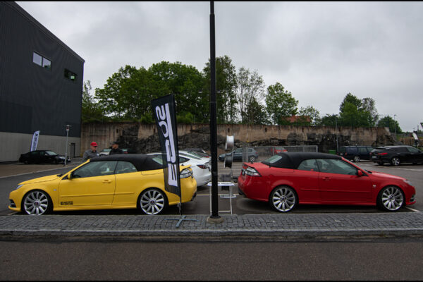 A yellow SAAB 9-3 convertible with 11-spoke turbine floating center cap and a red SAAB 9-3 with 11-spoke turbine. Both set is in 20x8.5 inches